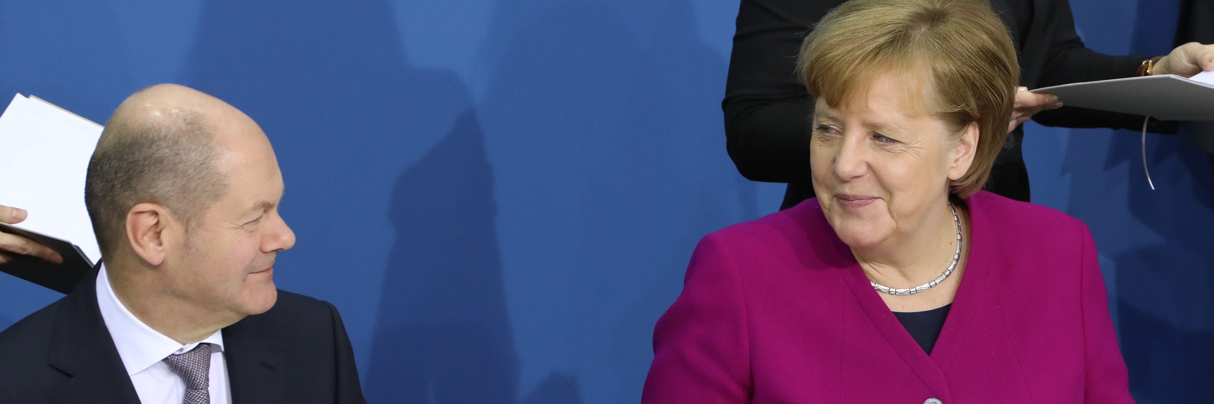 Подписание коалиционного соглашения на 19-й избирательный период Бундестага: Олаф Шольц, Ангела Меркель